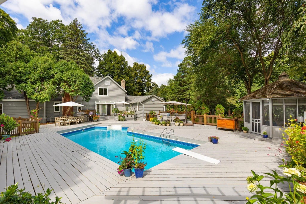 3865 Hillcrest Road, Deephaven