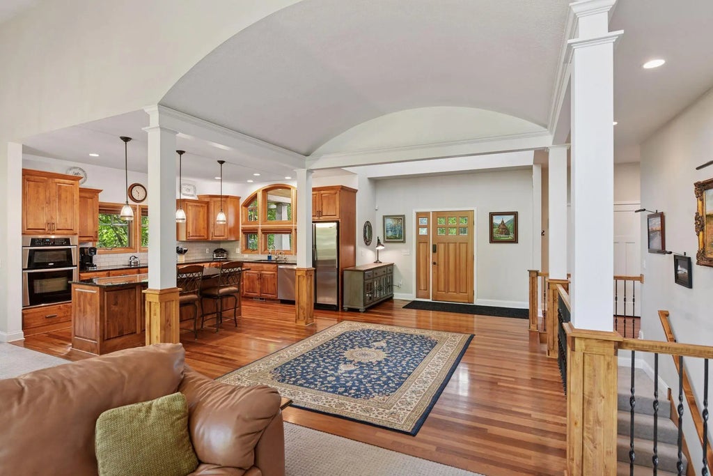 6040 Oakview Court, Shorewood