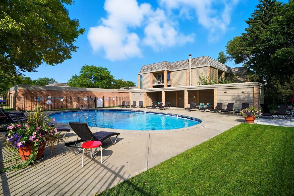 6423 Colony Way 3l, Edina