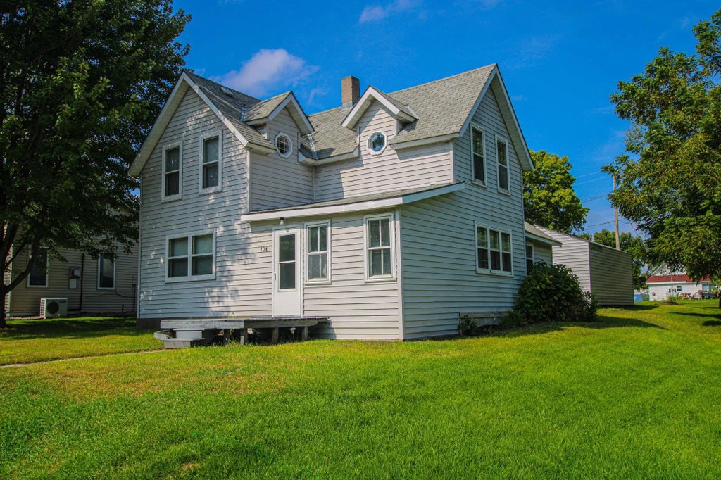 204 W 2nd Street, Starbuck