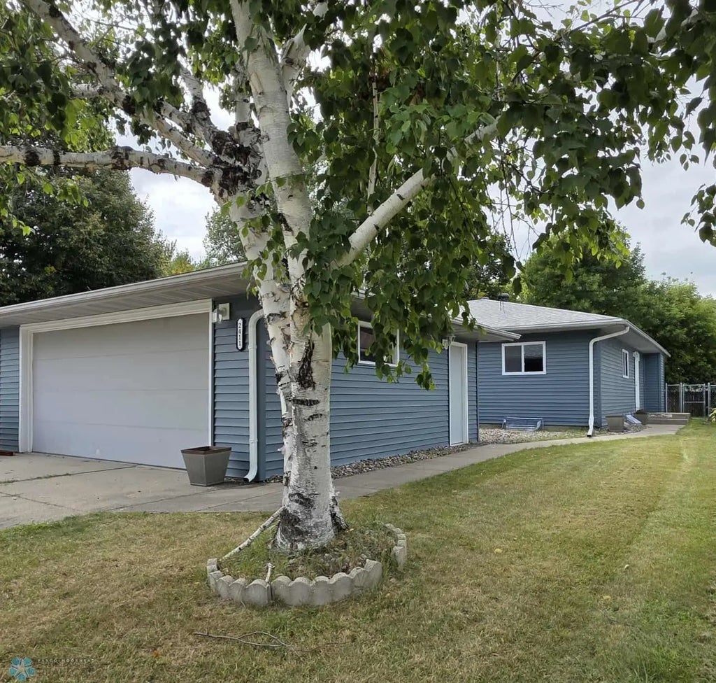 2411 Country Club Parkway, Moorhead