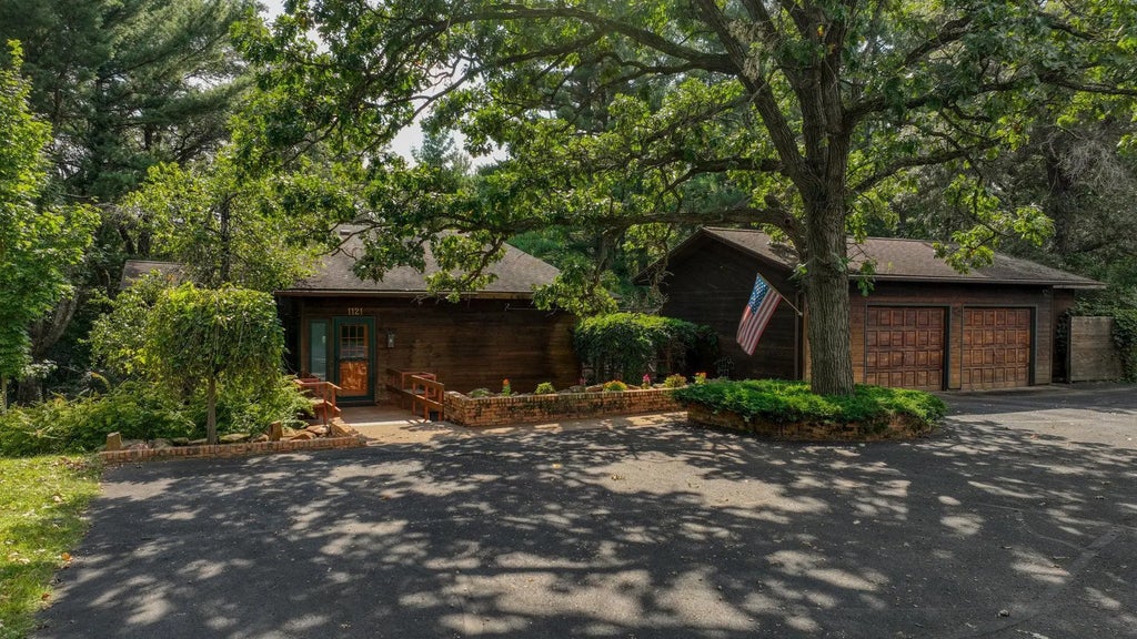 1121 E Lowes Creek Road, Eau Claire