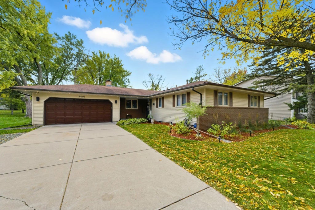 2001 Woods Lane, Burnsville