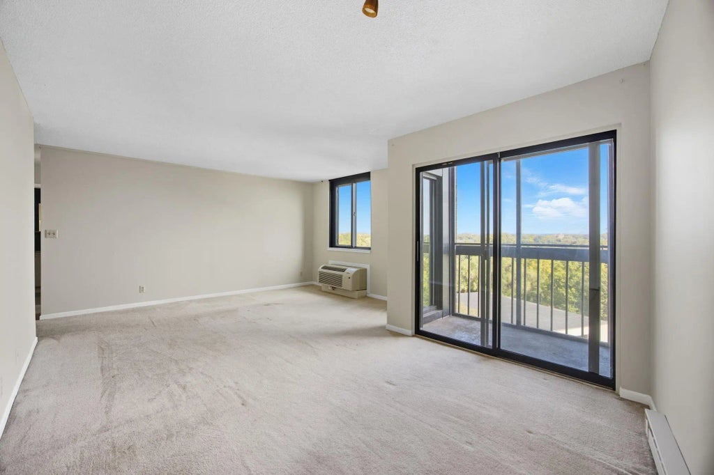 1181 Edgcumbe Road 914, Saint Paul