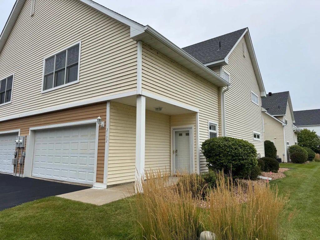 2132 Village Trail, Mound