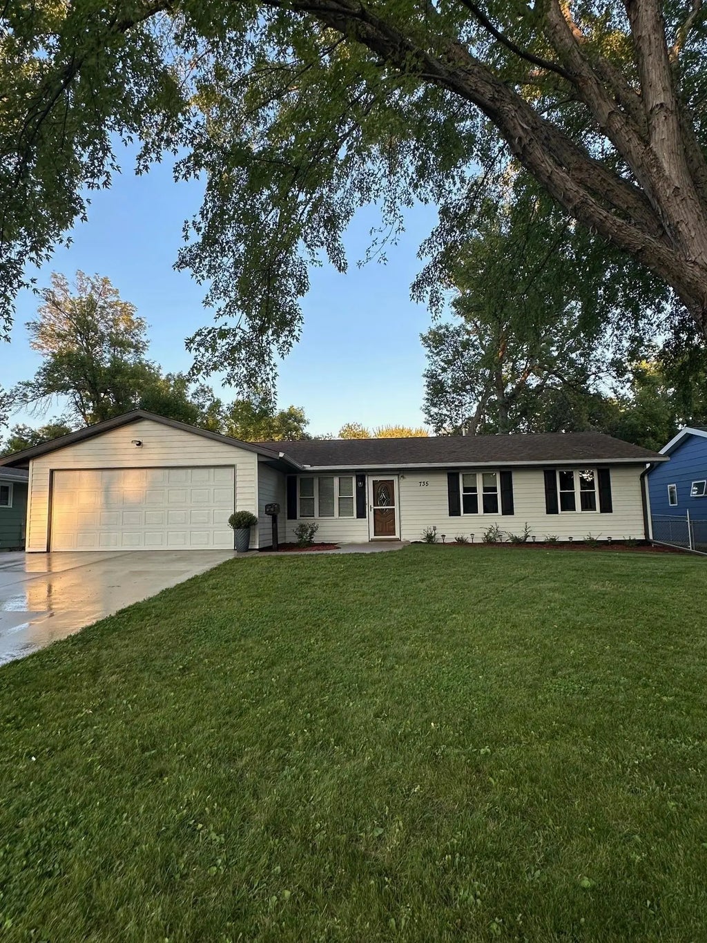 735 Sunset Street Sw, Hutchinson