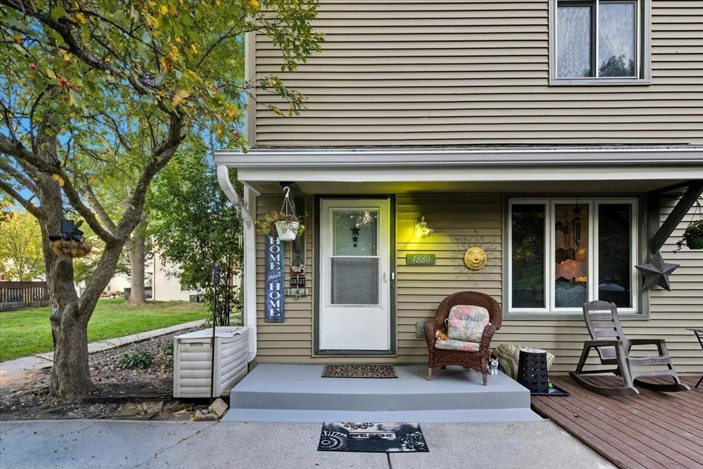 4880 Grenwich Trail N, Oakdale