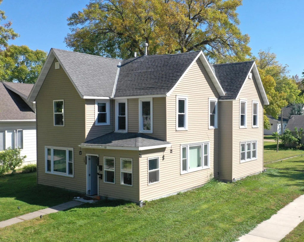 200 E 1st Street, Morris