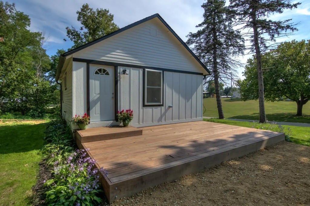 401 Elm Street, Pepin