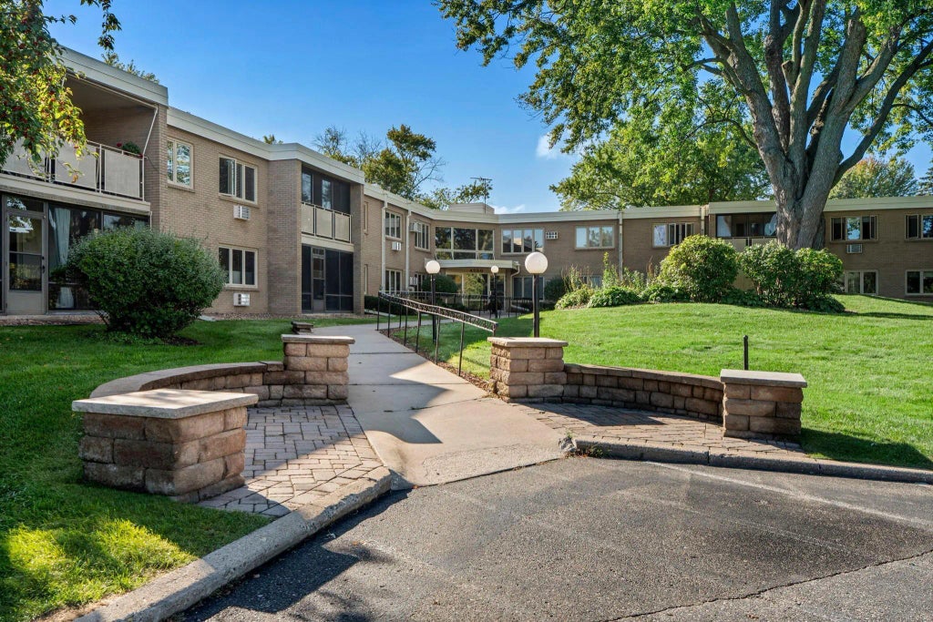 4380 Brookside Court 209, Edina