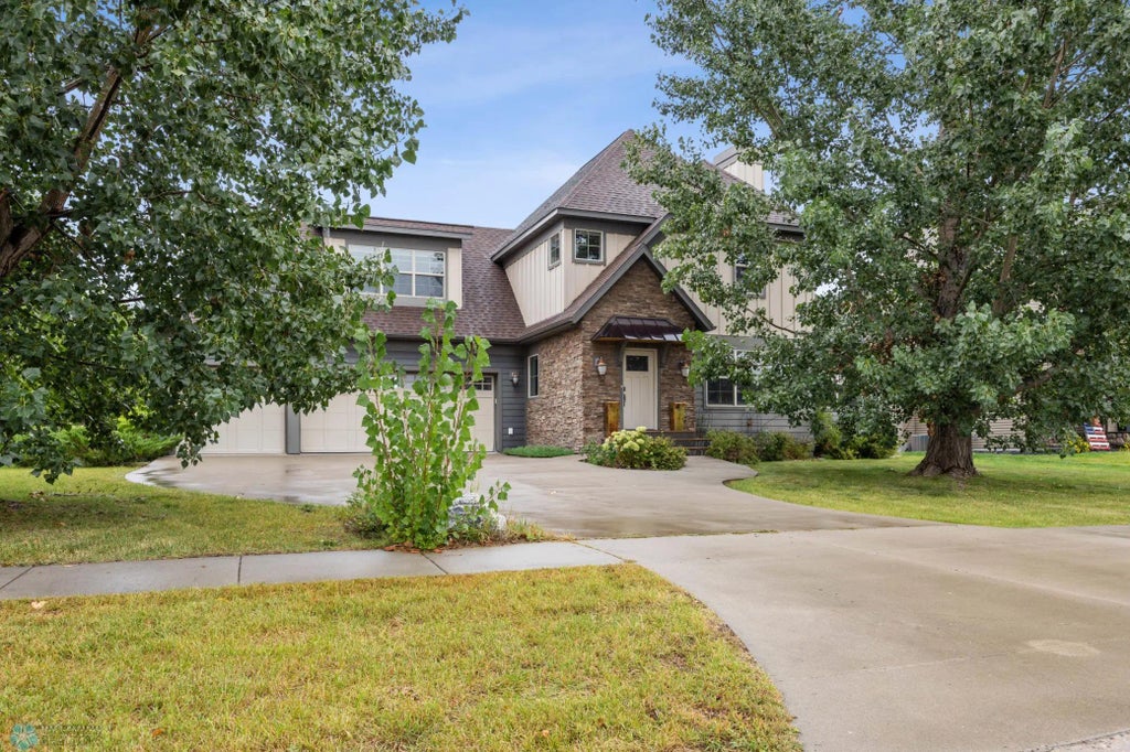 6028 Silverleaf Drive S, Fargo