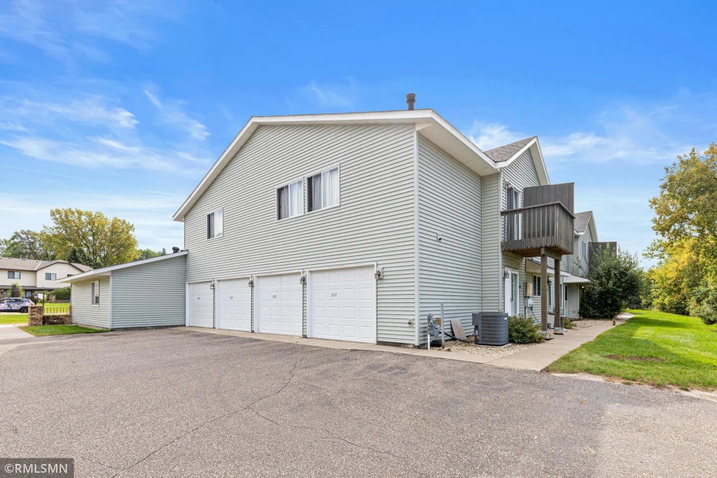 1612 Helena Road N, Oakdale