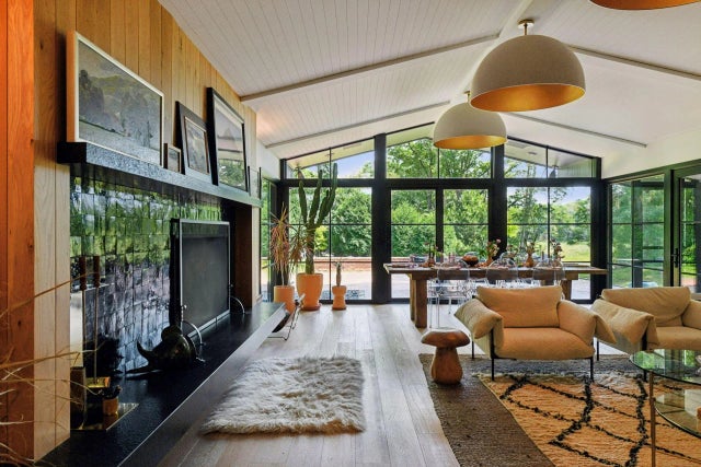 20025 Manor Road, Shorewood