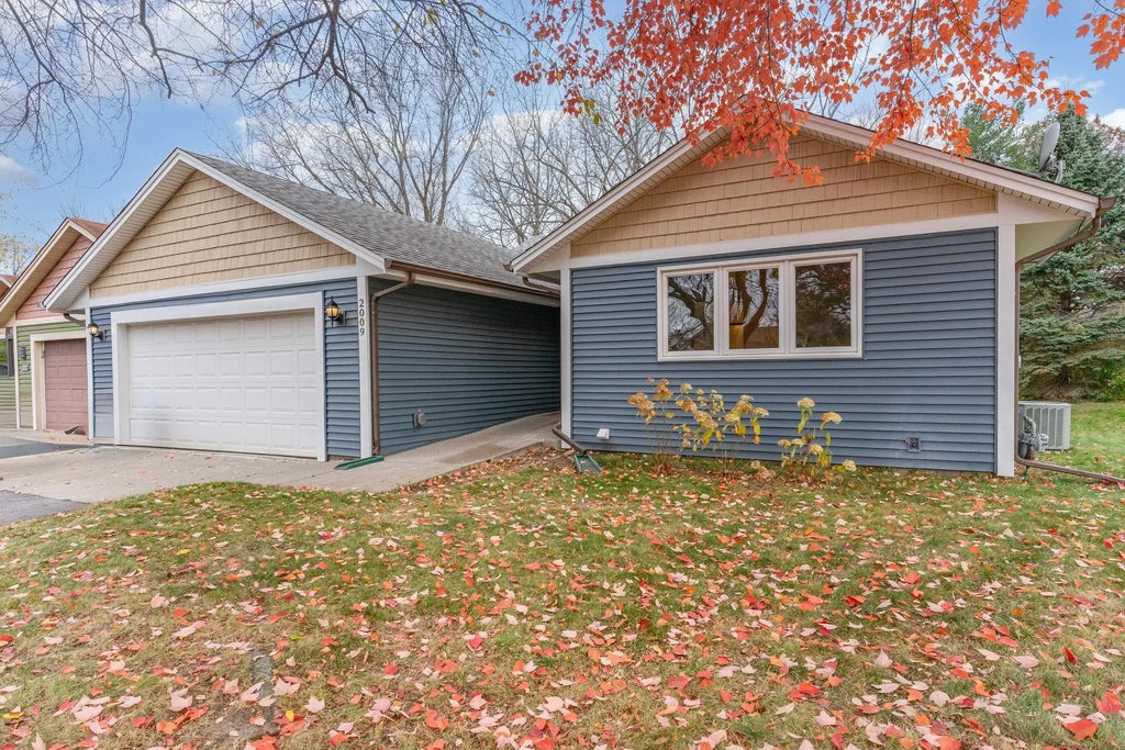 2009 Vienna Lane, Eagan