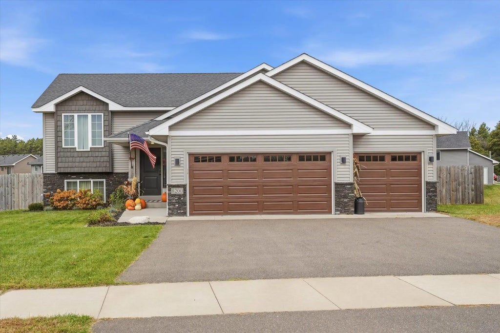 8200 Hummingbird Lane, North Branch