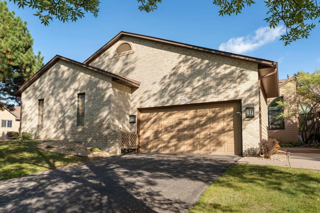 13345 Huntington Circle, Apple Valley