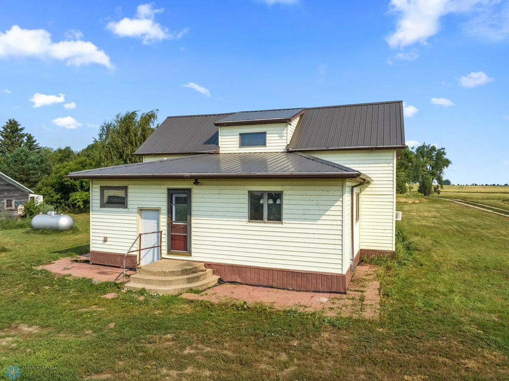 860 23rd Street Ne, Drake