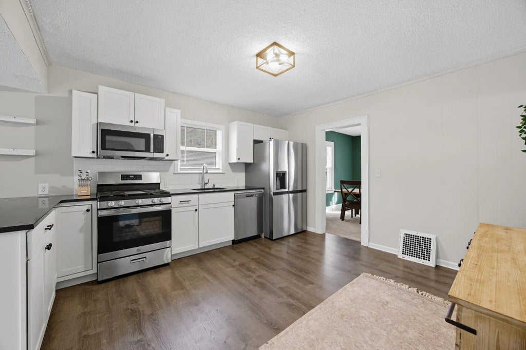 4921 Penn Avenue N, Minneapolis