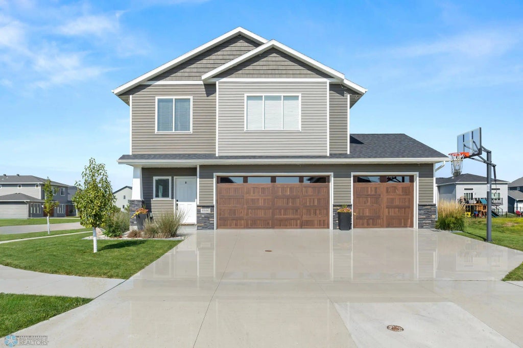 4866 Hampton Circle S, Moorhead