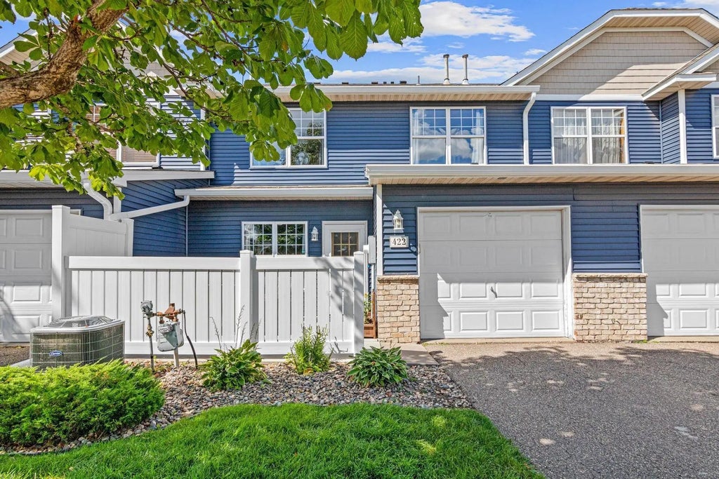 422 Hickory Lane N, Oakdale