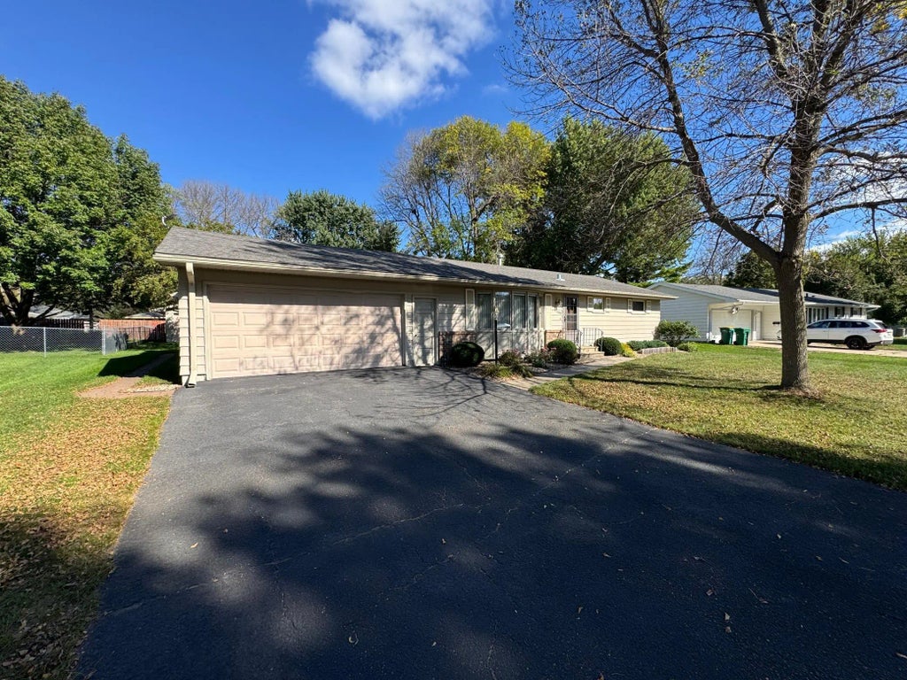 1115 Swanhill Drive, Albert Lea