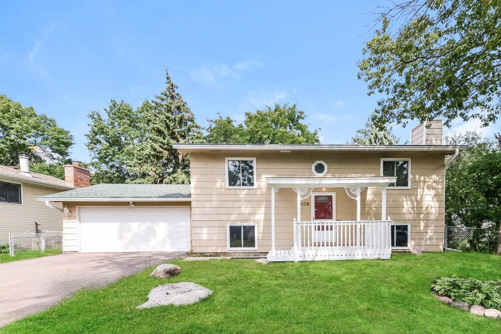 8108 N College Park Drive, Brooklyn Park