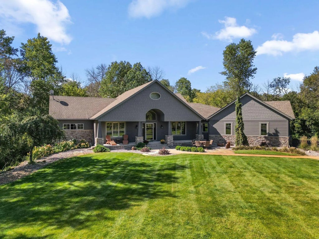 23062 Woodland Ridge Drive, Lakeville
