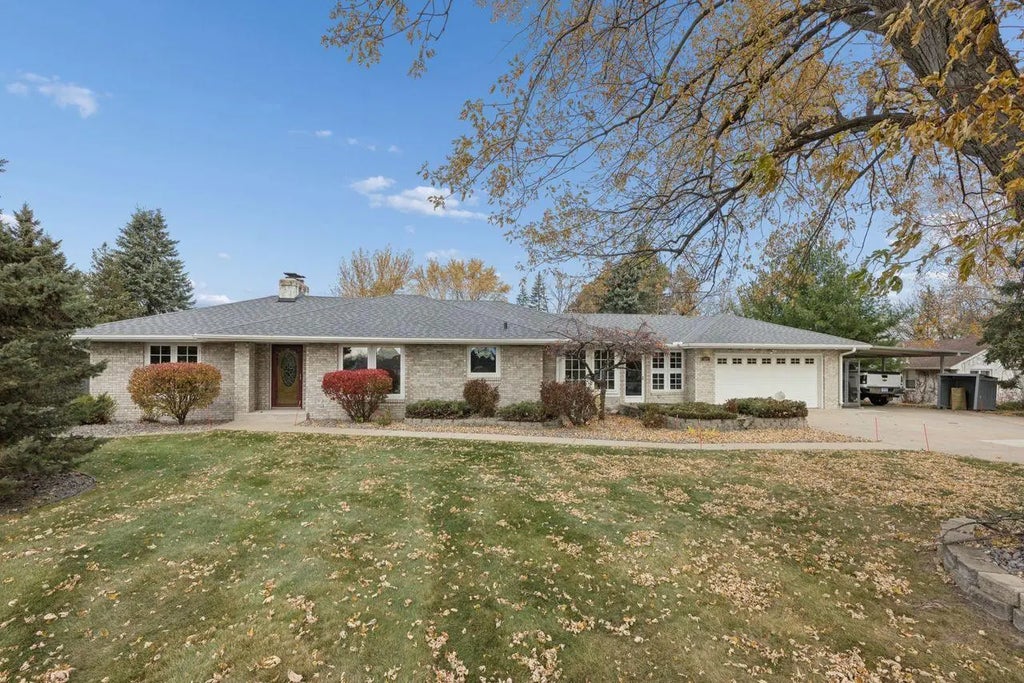 601 Viking Drive E, Little Canada