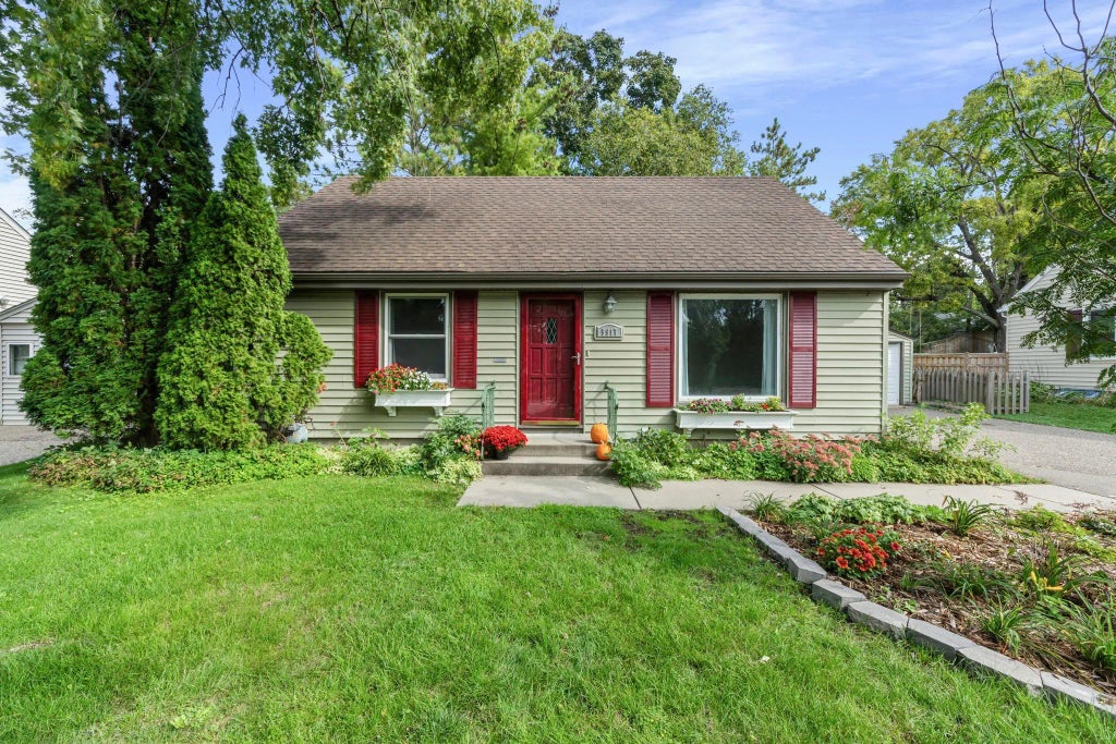 5917 France Avenue S, Edina