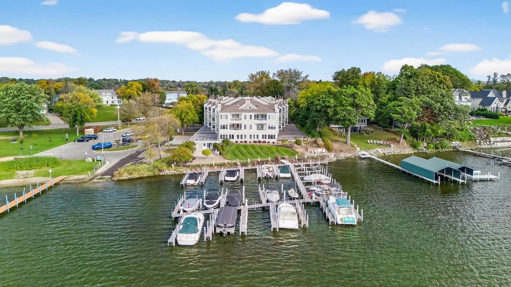 2670 Commerce Boulevard 202, Mound