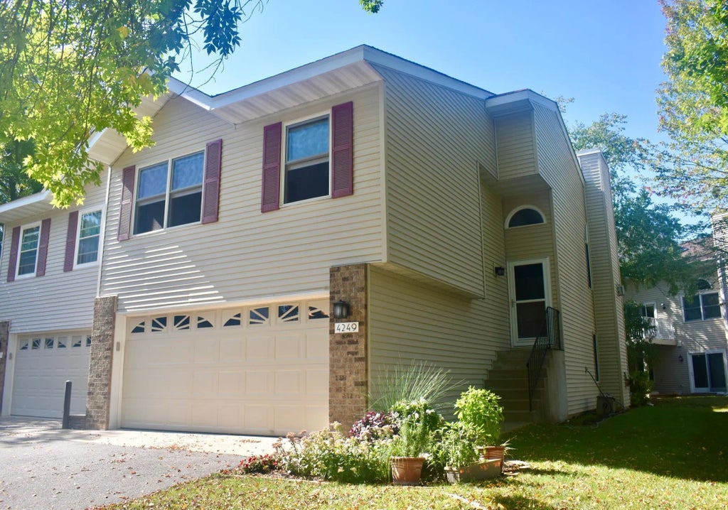 4249 Boulder Ridge Point, Eagan