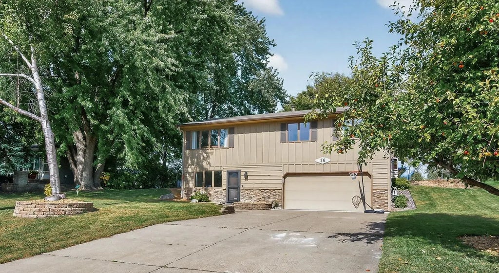 16 Heights Road Ne, Saint Michael