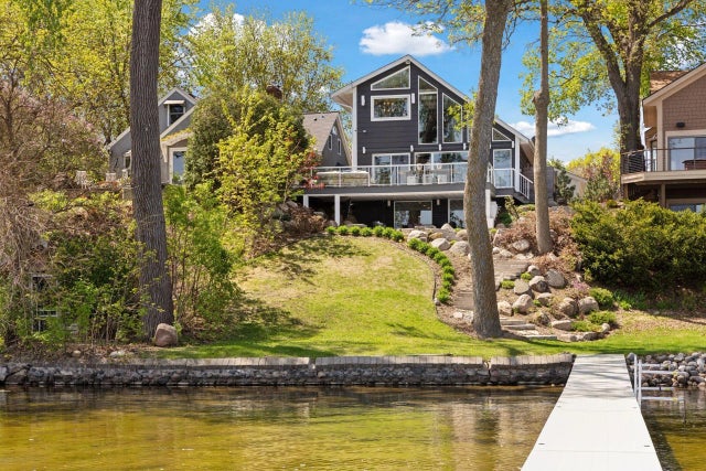 176 Peninsula Road, Medicine Lake