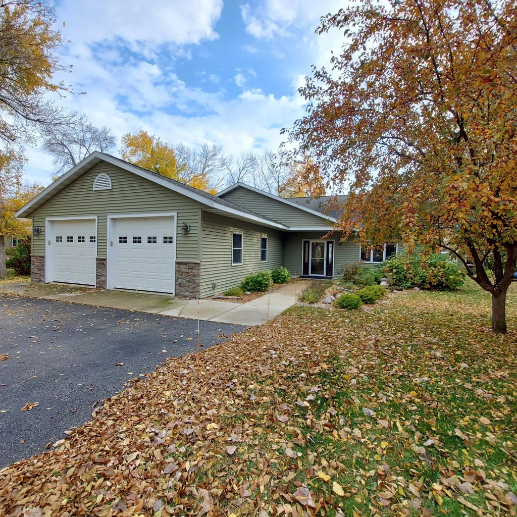 1211 15th Avenue Nw, Willmar