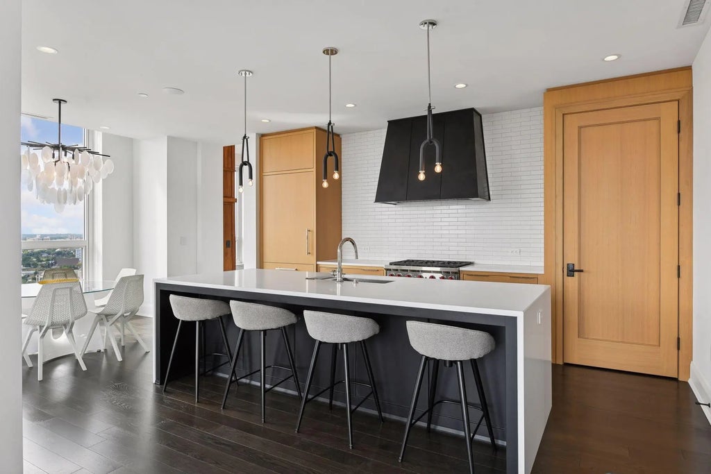 1111 W River Parkway 23d, Minneapolis