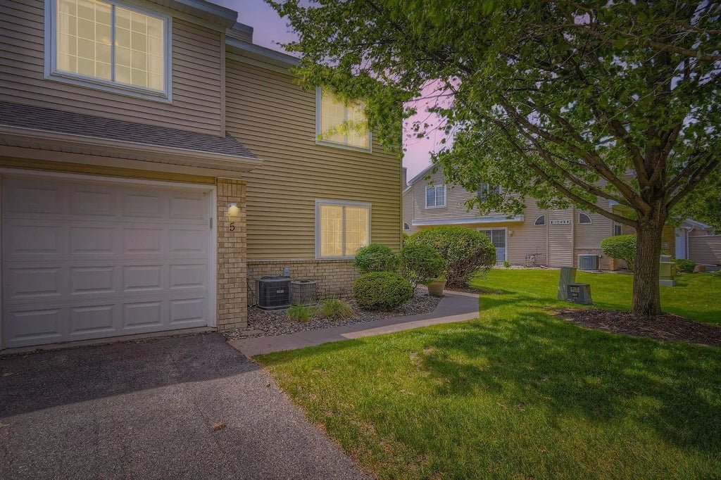 2225 Ranchview Lane N 5, Plymouth