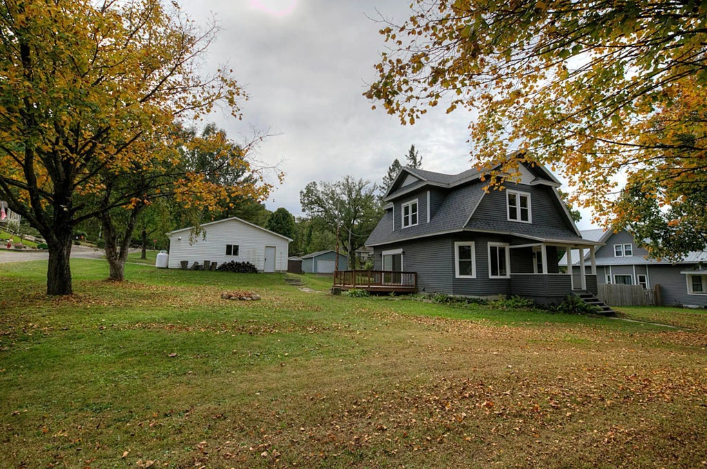 227 E Race Avenue, Elmwood