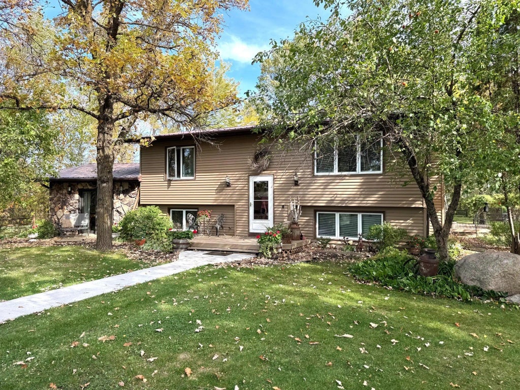 21136 State Highway 89, Roseau