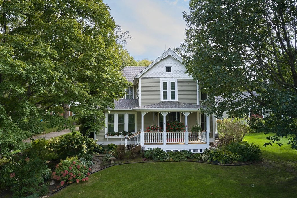 27055 Smithtown Road, Shorewood