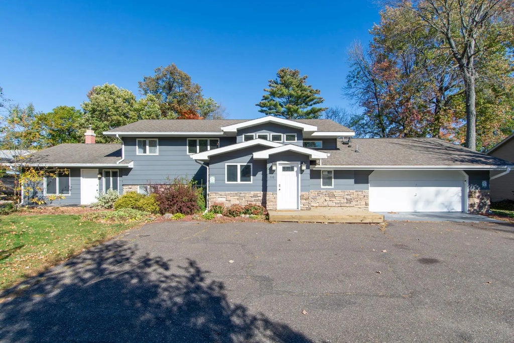 810 Main Street W, Isle