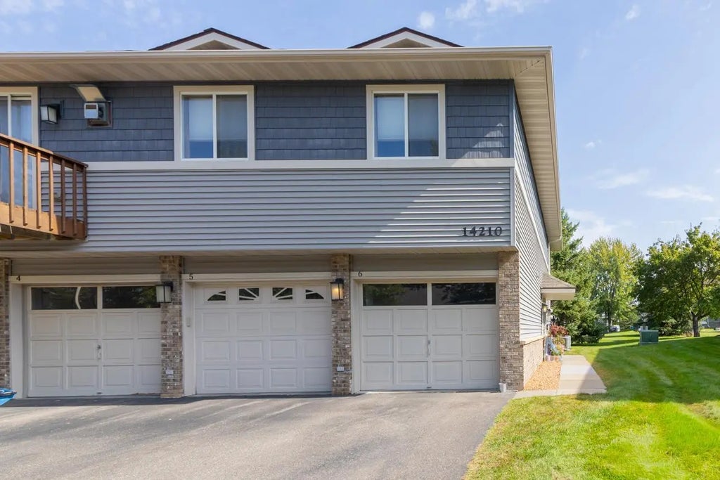 14210 44th Place N 6, Plymouth