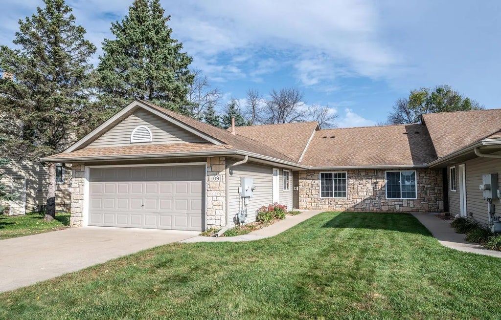 109 Oak Street, Farmington