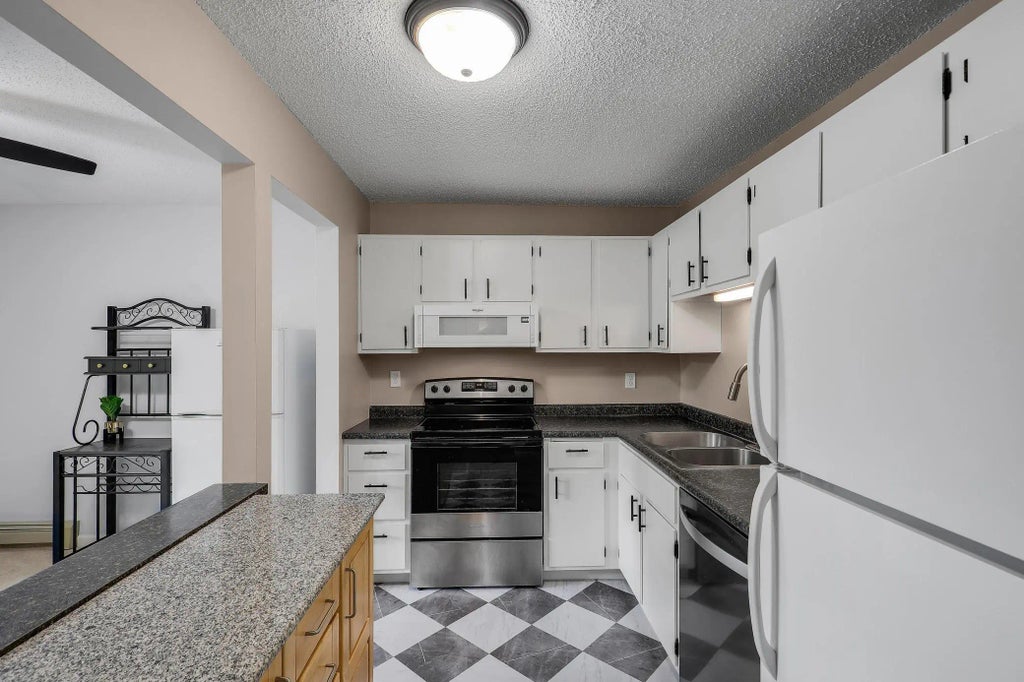 5607 Green Circle Drive 210, Minnetonka