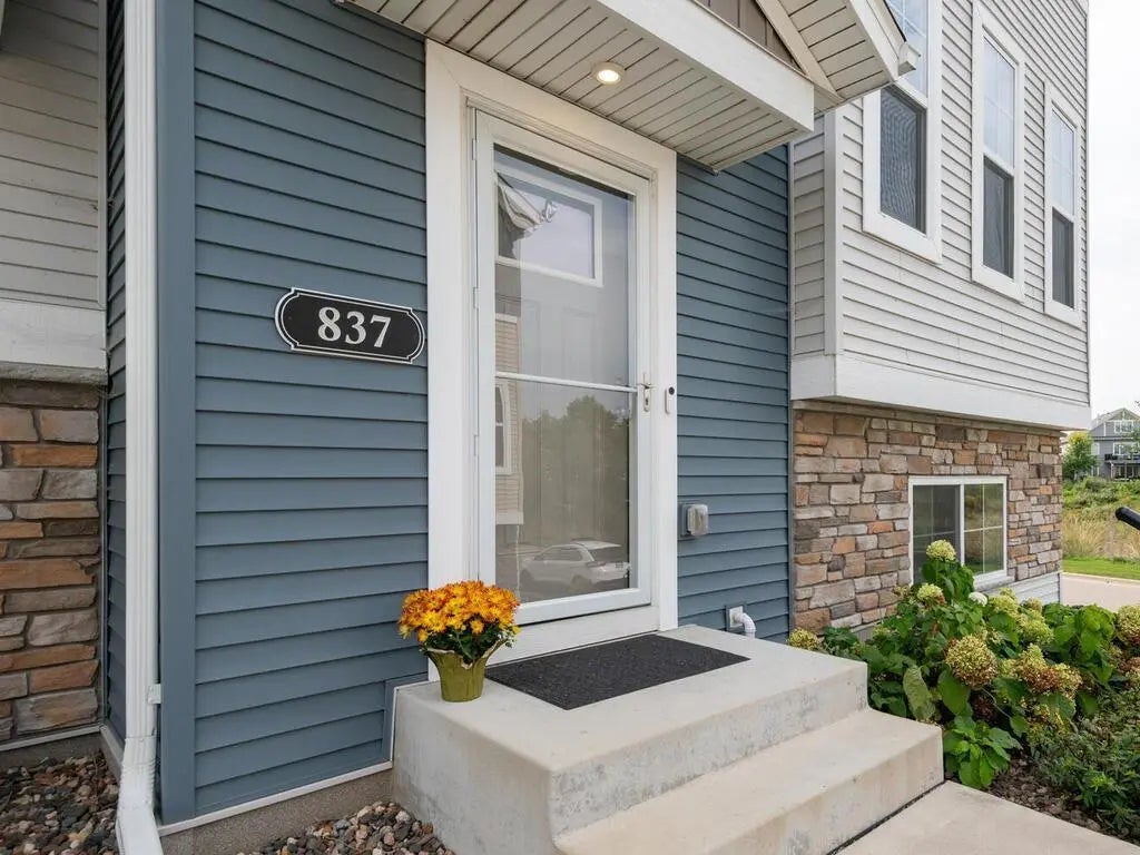 837 Roselyn Drive, Victoria