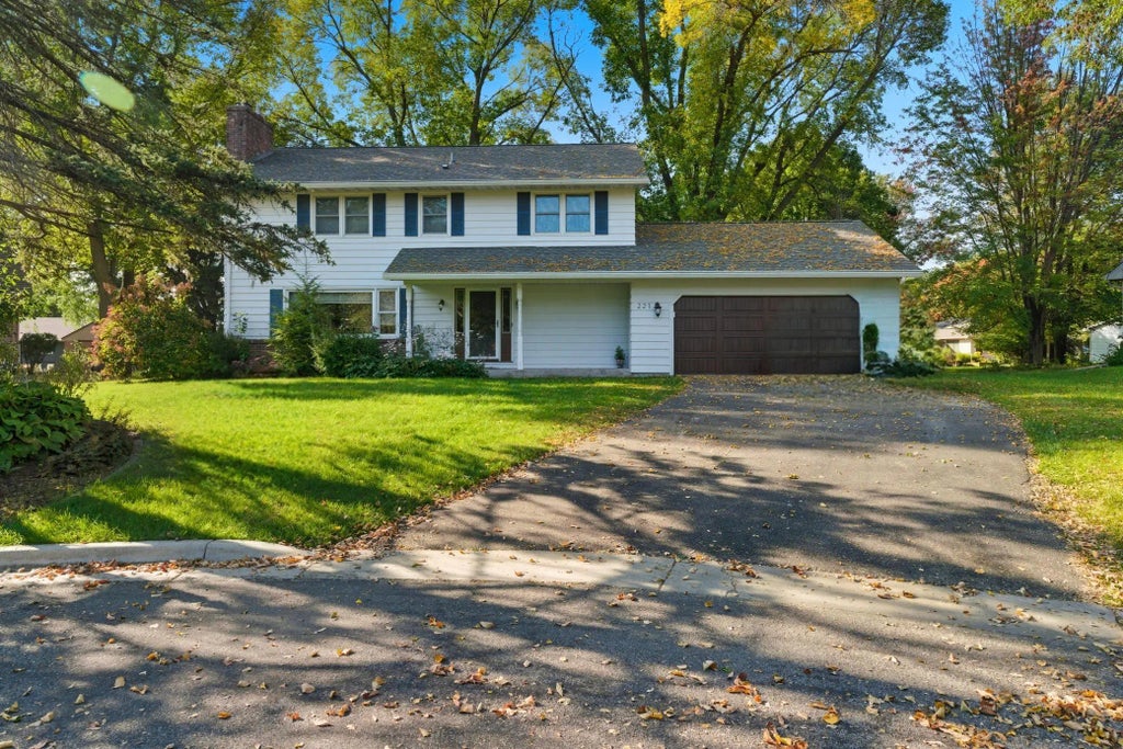 221 Crestwood Drive, North Mankato
