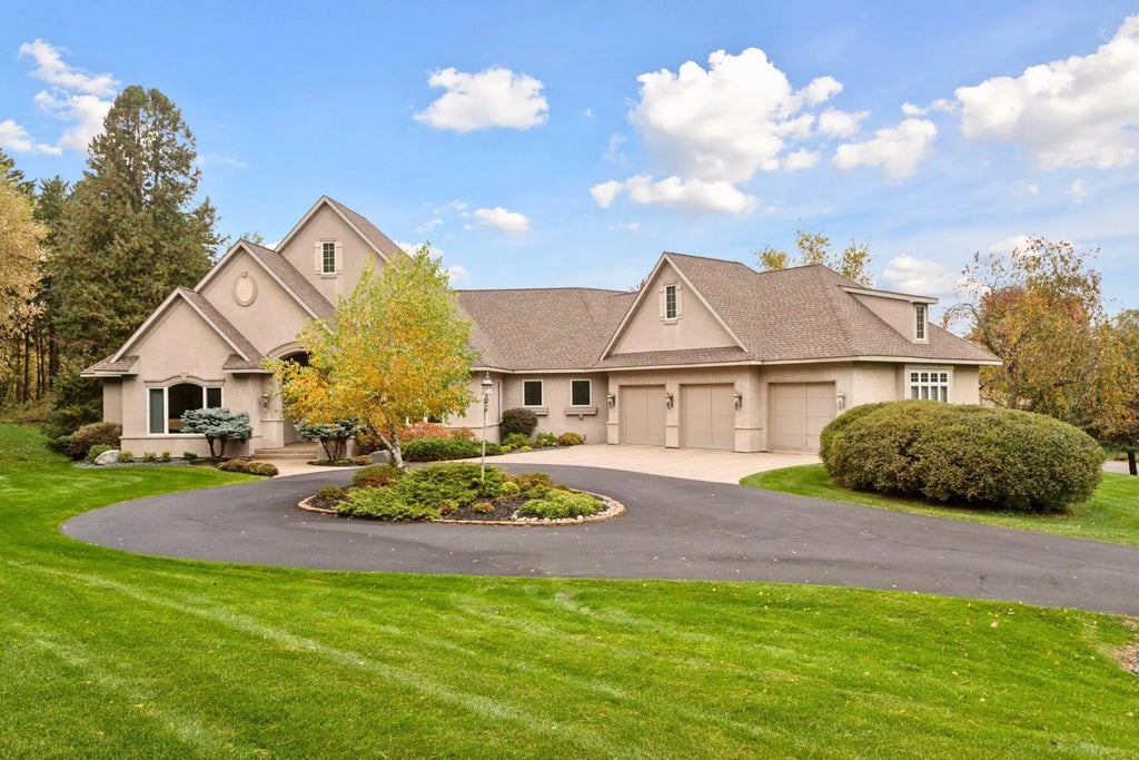 266 Troon Court, Troy Twp