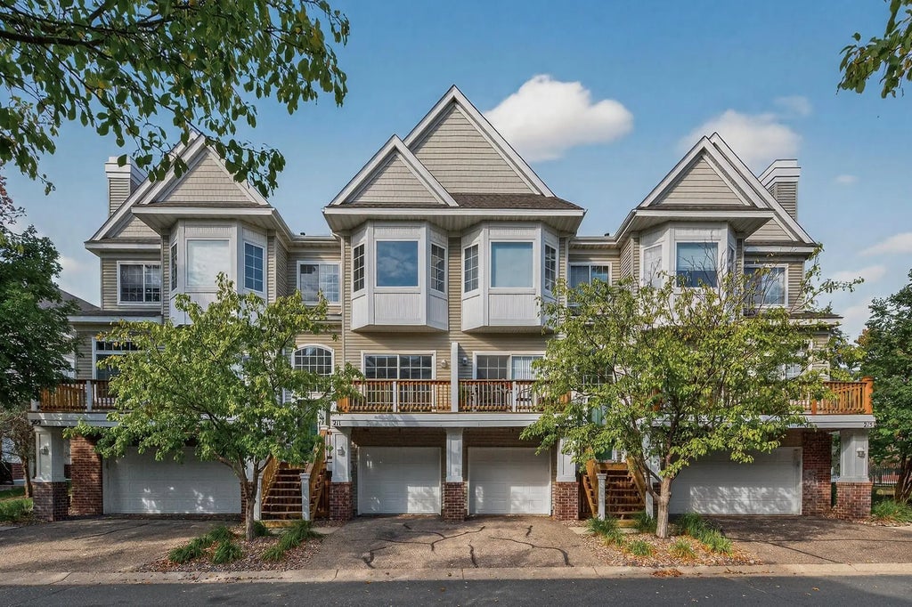 211 Christenson Way Ne, Fridley