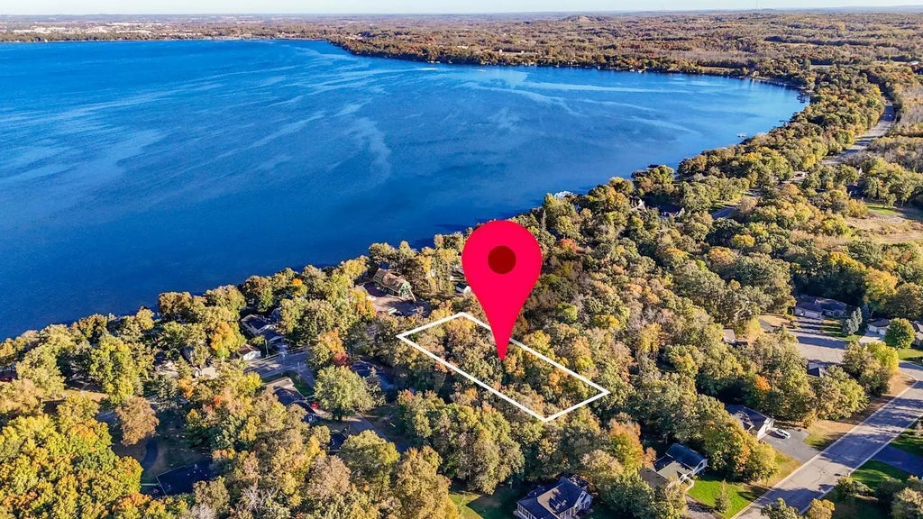 1077 S Shore Drive, Detroit Lakes