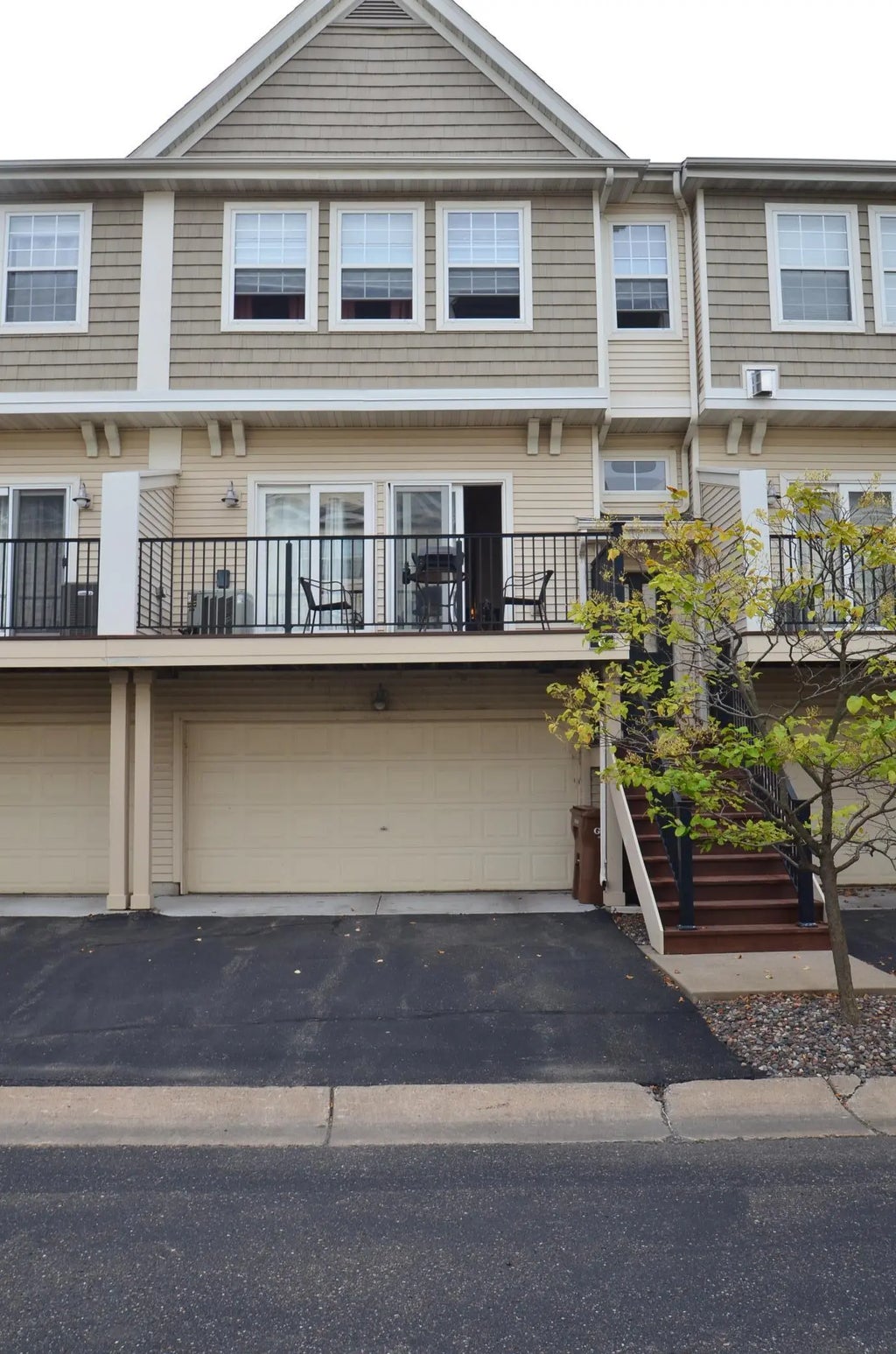 4353 Victor Path 6, Hugo