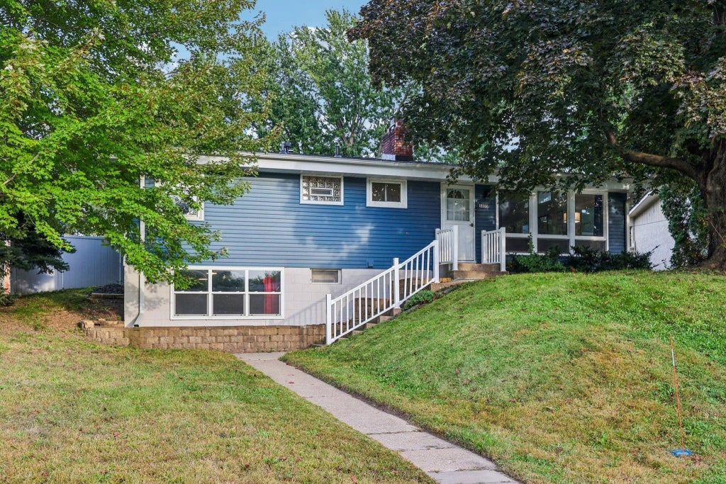 5895 Tennison Drive Ne, Fridley